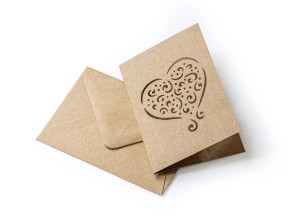 BILECIK Z KOPERTĄ Zestaw z sercem  KRAFT CIEMNOBEŻOWY (karnet+koperta 70x100mm) opk 5 szt