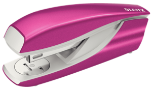 Zszywacz metalowy Leitz Wow perłowy 30 kartek RÓŻOWY