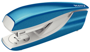 Zszywacz metalowy Leitz Wow perłowy 30 kartek NIEBIESKI